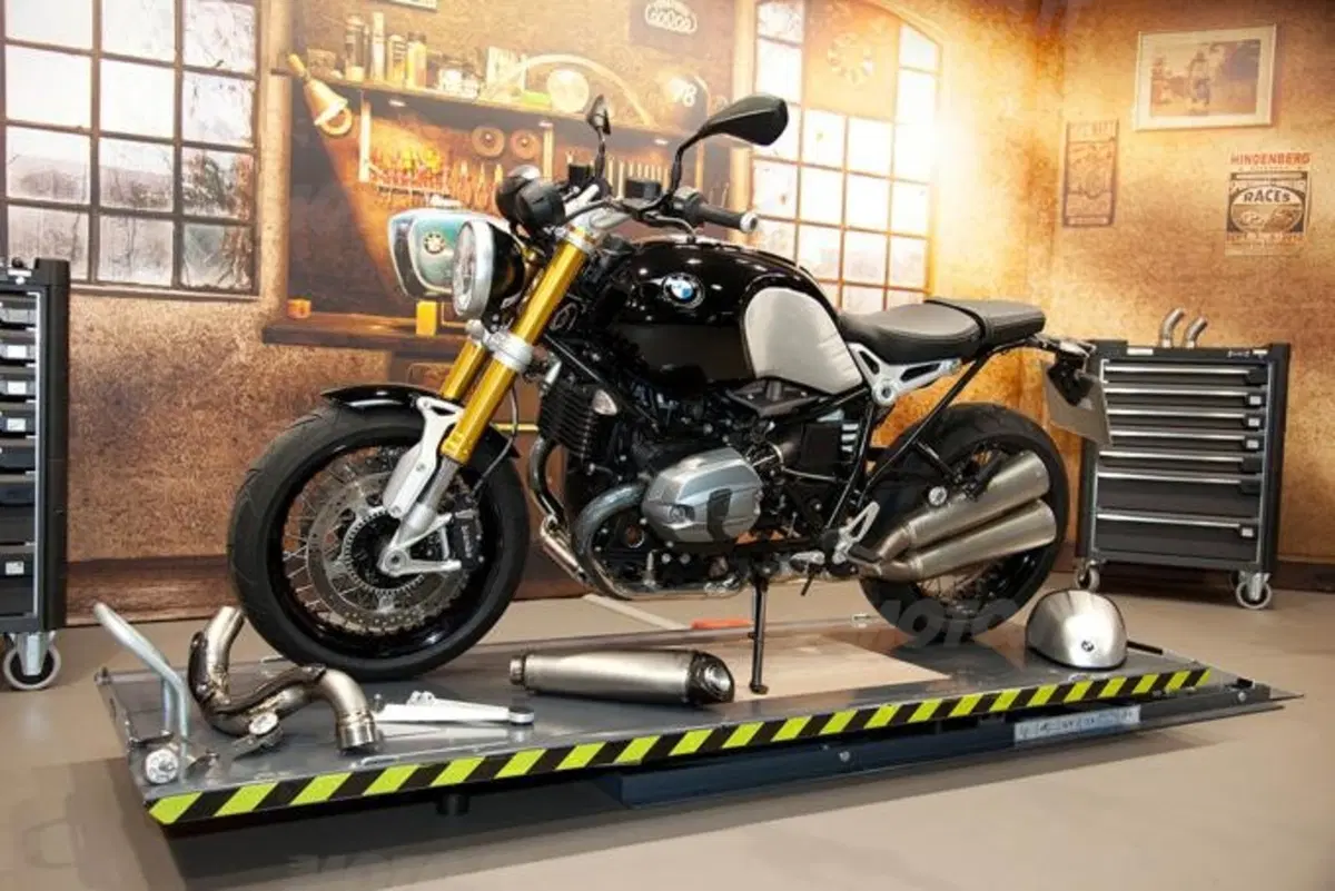 BMW avvia la produzione della R nine T (3)