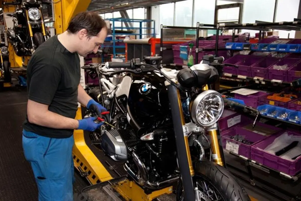 BMW avvia la produzione della R nine T (4)