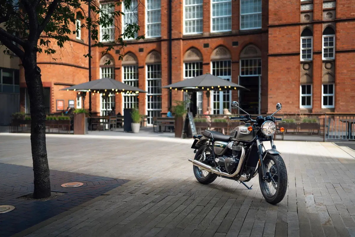 Triumph Bonneville: arrivano le Gold Line Edition (4)
