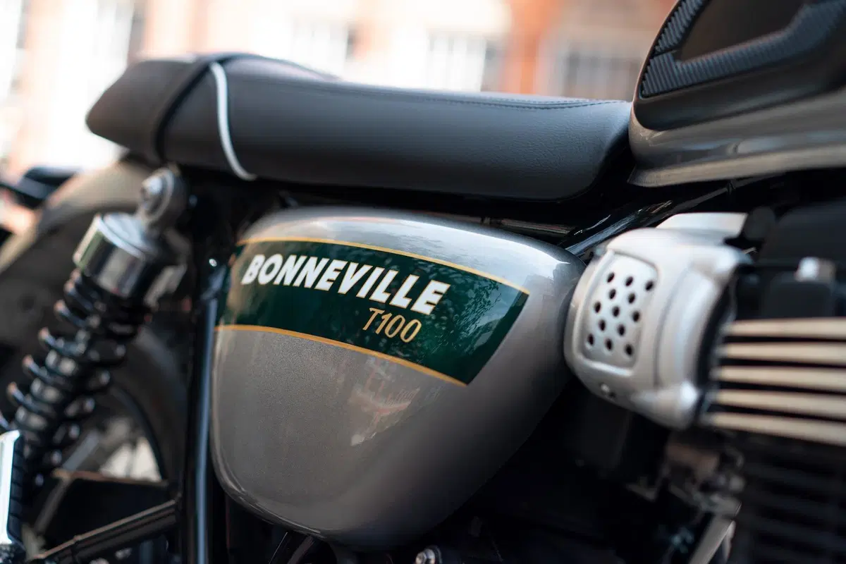 Triumph Bonneville: arrivano le Gold Line Edition (7)