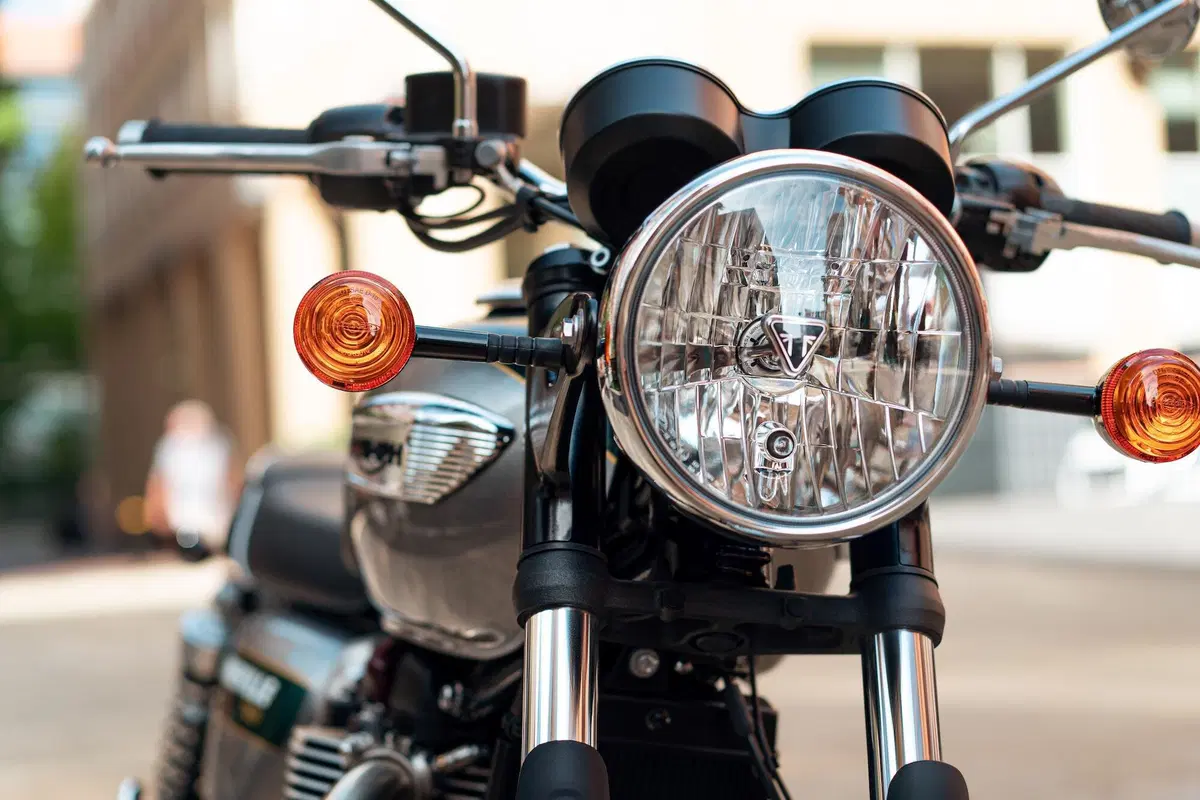 Triumph Bonneville: arrivano le Gold Line Edition (8)