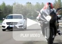 Mercedes-Benz CLA 45 AMG vs MV Agusta F3 800: eccole insieme in pista
