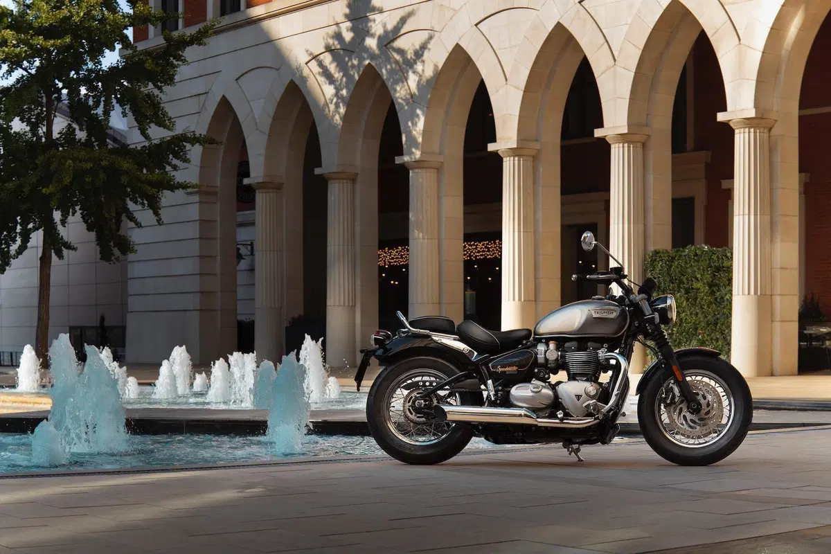 Triumph Bonneville: arrivano le Gold Line Edition
