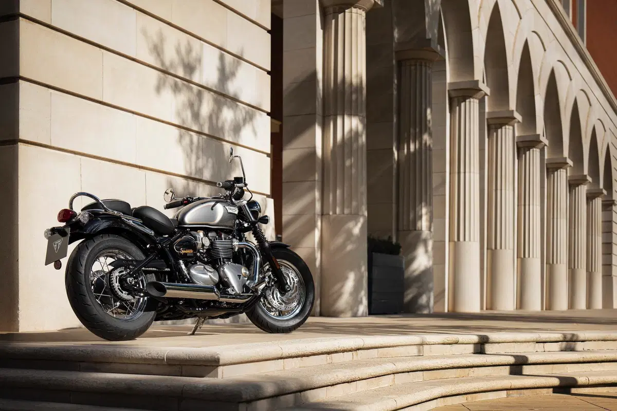Triumph Bonneville: arrivano le Gold Line Edition (4)
