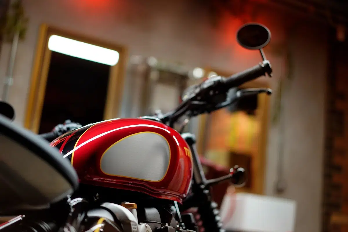 Triumph Bonneville: arrivano le Gold Line Edition (7)