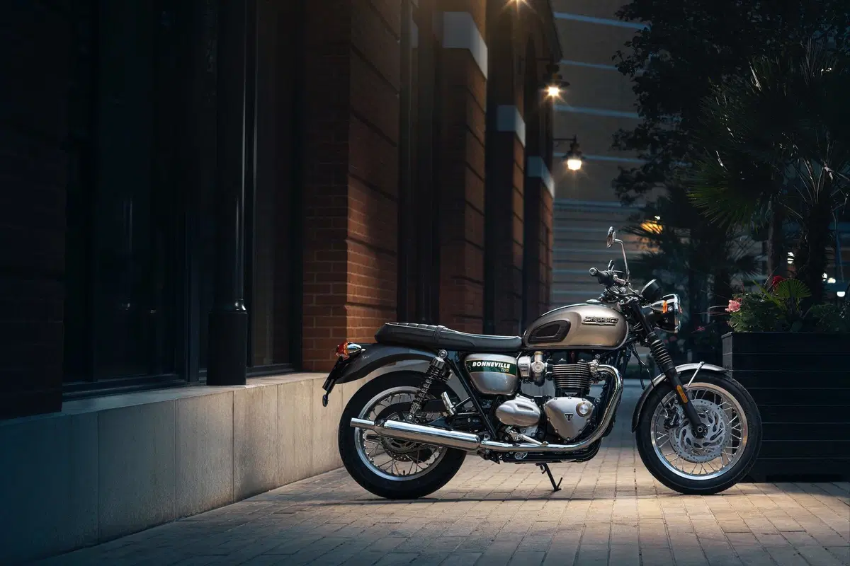 Triumph Bonneville: arrivano le Gold Line Edition (2)