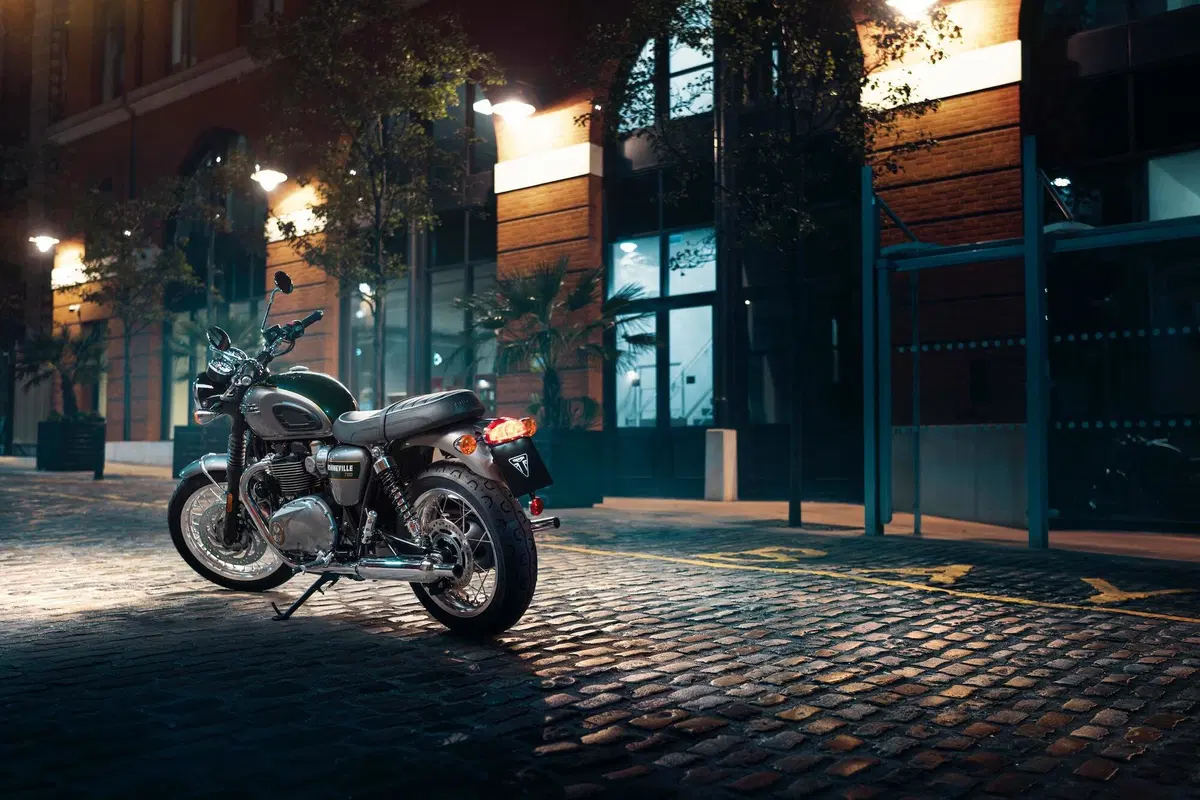 Triumph Bonneville: arrivano le Gold Line Edition (3)