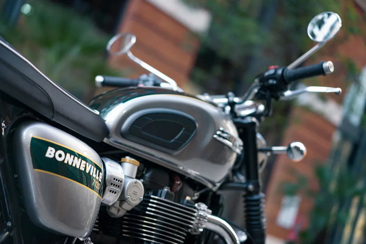 Triumph Bonneville: arrivano le Gold Line Edition (6)