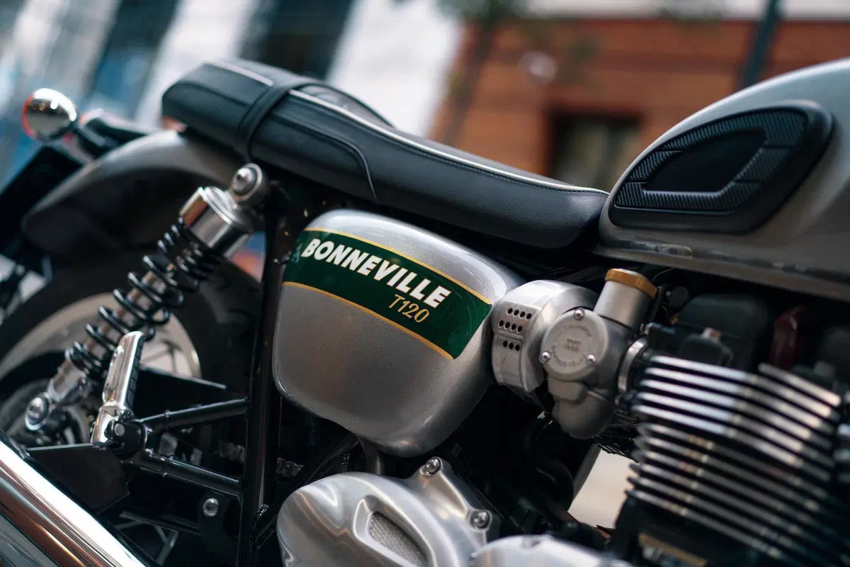 Triumph Bonneville: arrivano le Gold Line Edition (7)