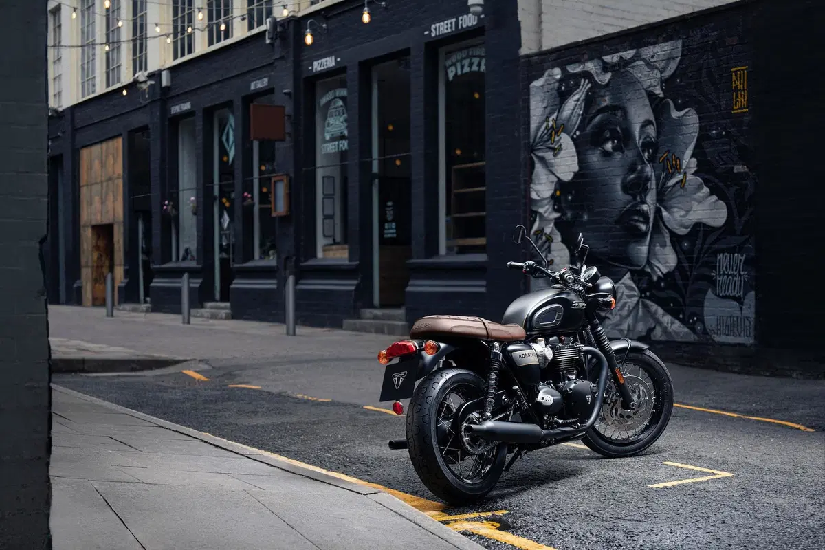 Triumph Bonneville: arrivano le Gold Line Edition (2)