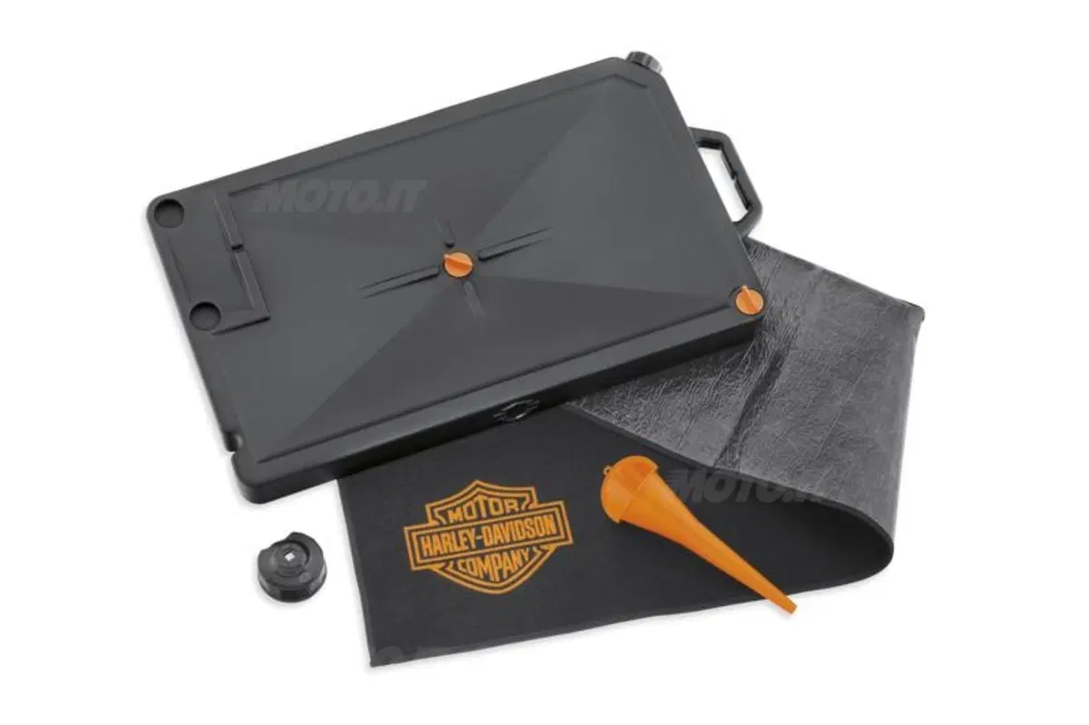 Harley-Davidson propone dal catalogo Genuine Motor Accessories and Parts due kit per la cura della vostra Harley