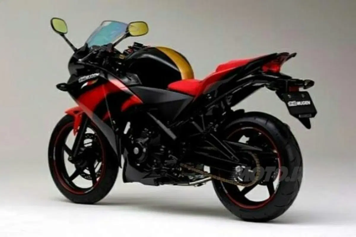 Mercato indonesiano: Suzuki GSX150R e Honda CBR250 Mugen (2)