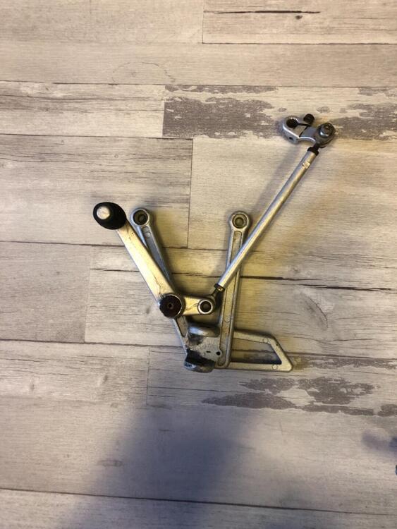 STAFFA POGGIA PIEDI Cagiva (2)