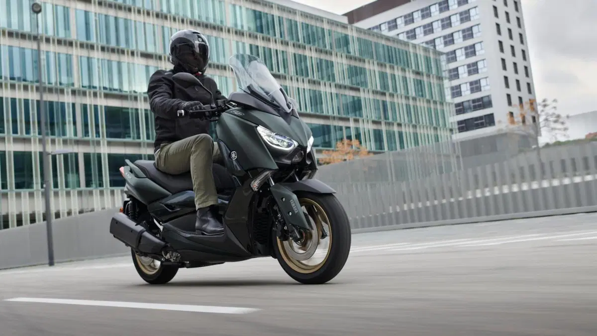 Yamaha: nuovi colori 2022 per NMAX 125 e 155, XMAX 300 e 125, Tricity 300 e D'elight 125 (11)
