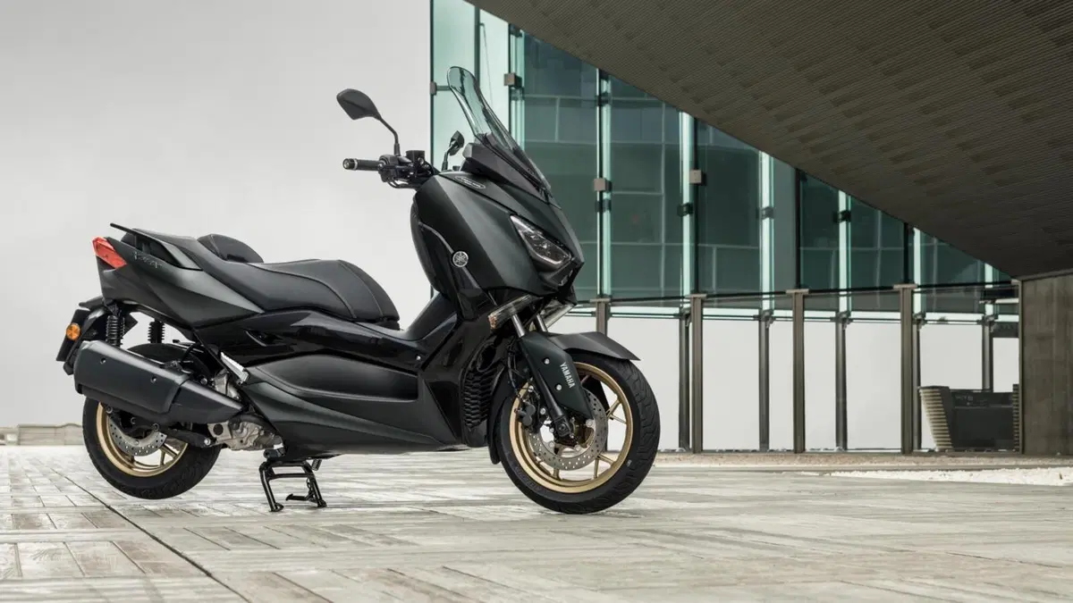 Yamaha: nuovi colori 2022 per NMAX 125 e 155, XMAX 300 e 125, Tricity 300 e D'elight 125 (12)
