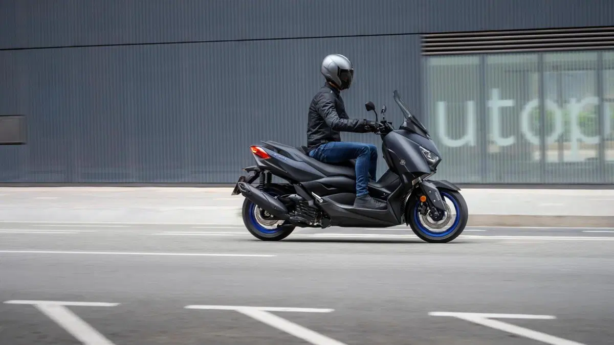 Yamaha: nuovi colori 2022 per NMAX 125 e 155, XMAX 300 e 125, Tricity 300 e D'elight 125 (6)