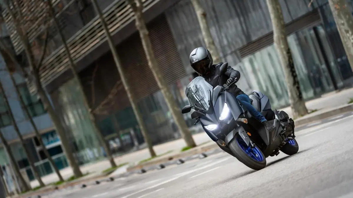 Yamaha: nuovi colori 2022 per NMAX 125 e 155, XMAX 300 e 125, Tricity 300 e D'elight 125 (7)