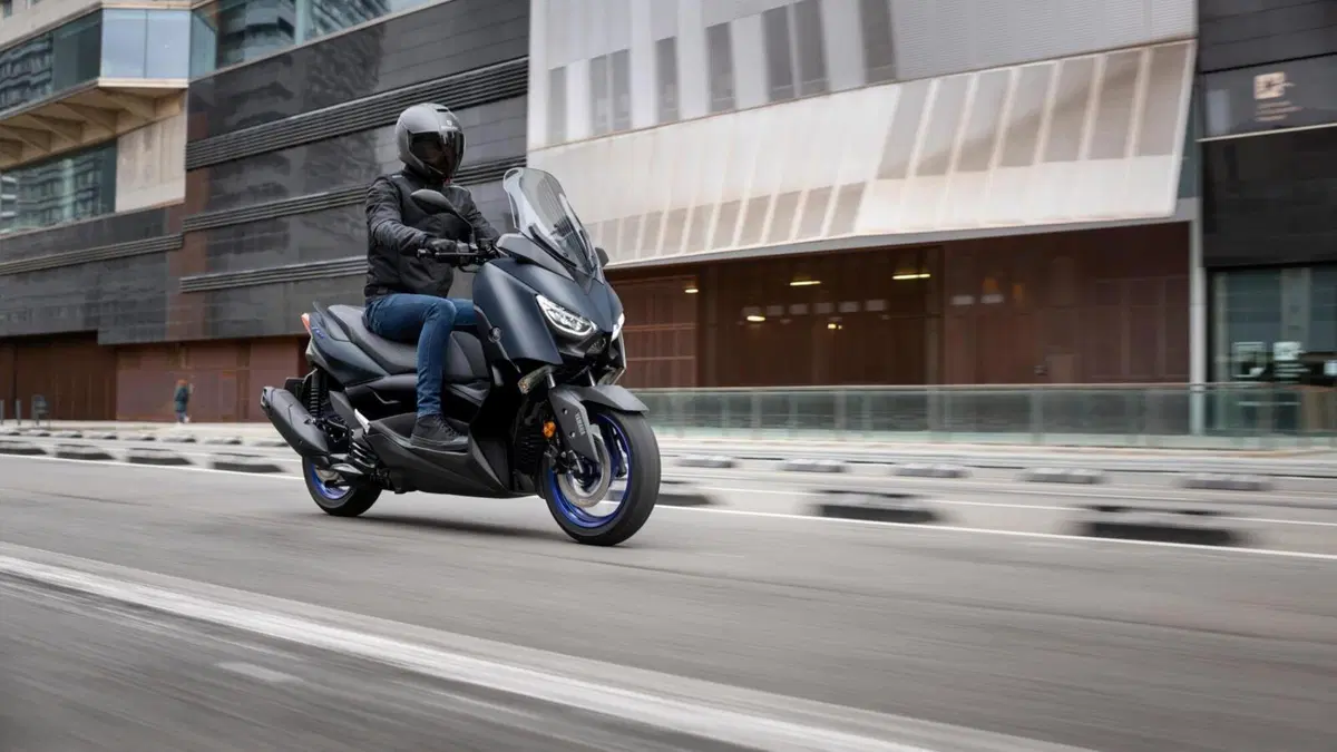 Yamaha: nuovi colori 2022 per NMAX 125 e 155, XMAX 300 e 125, Tricity 300 e D'elight 125 (8)