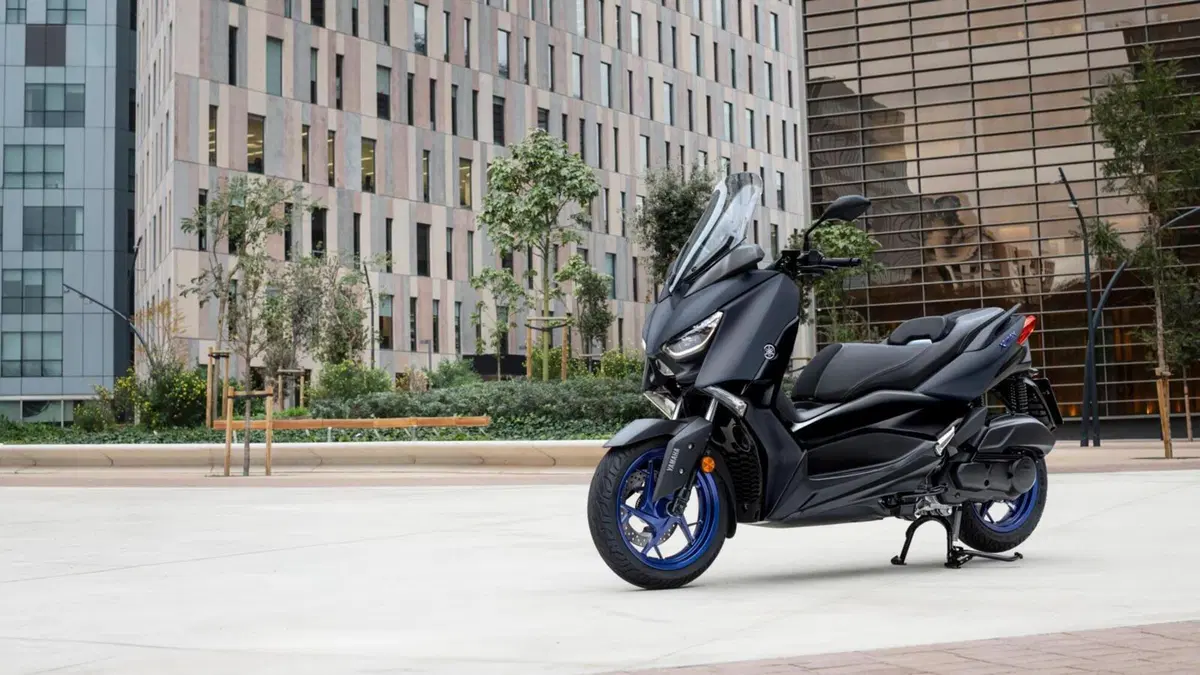 Yamaha: nuovi colori 2022 per NMAX 125 e 155, XMAX 300 e 125, Tricity 300 e D'elight 125 (5)