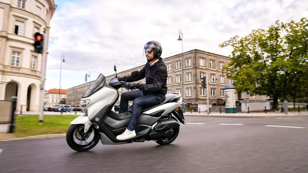 Yamaha: nuovi colori 2022 per NMAX 125 e 155, XMAX 300 e 125, Tricity 300 e D'elight 125 (7)