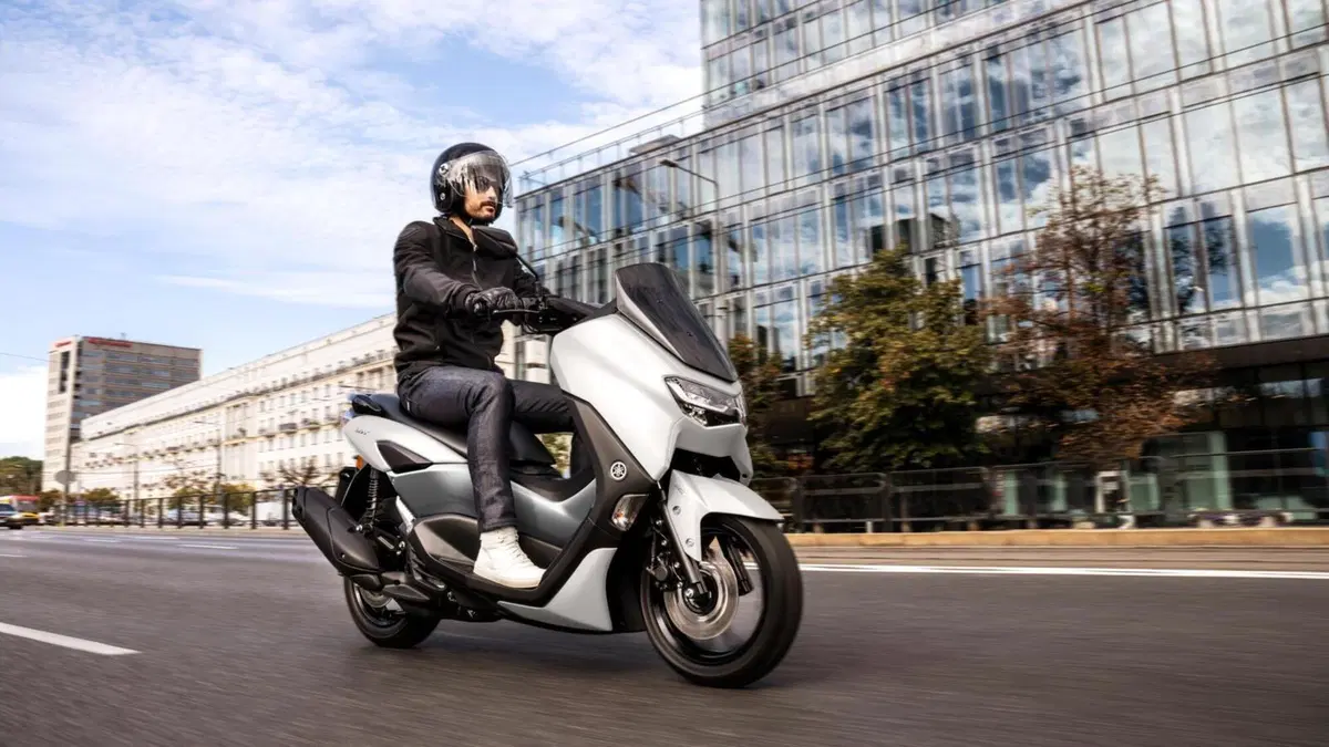 Yamaha: nuovi colori 2022 per NMAX 125 e 155, XMAX 300 e 125, Tricity 300 e D'elight 125