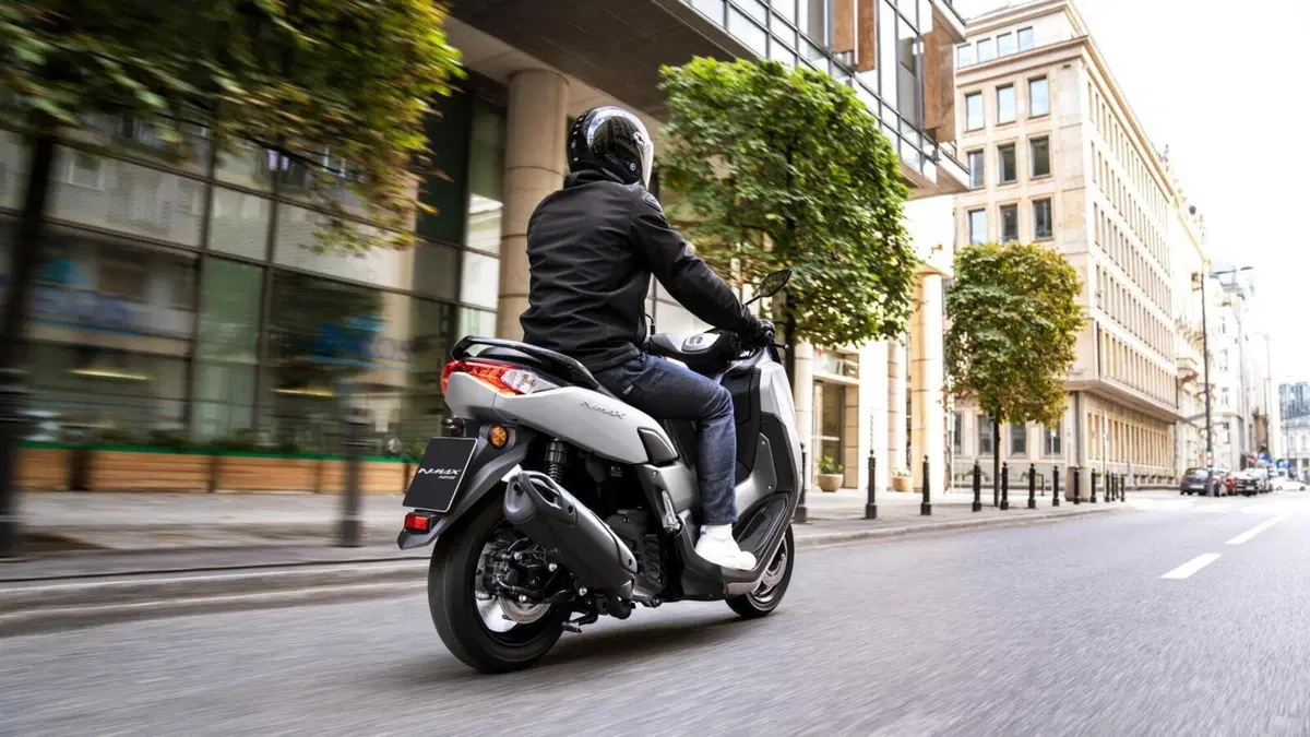 Yamaha: nuovi colori 2022 per NMAX 125 e 155, XMAX 300 e 125, Tricity 300 e D'elight 125 (11)
