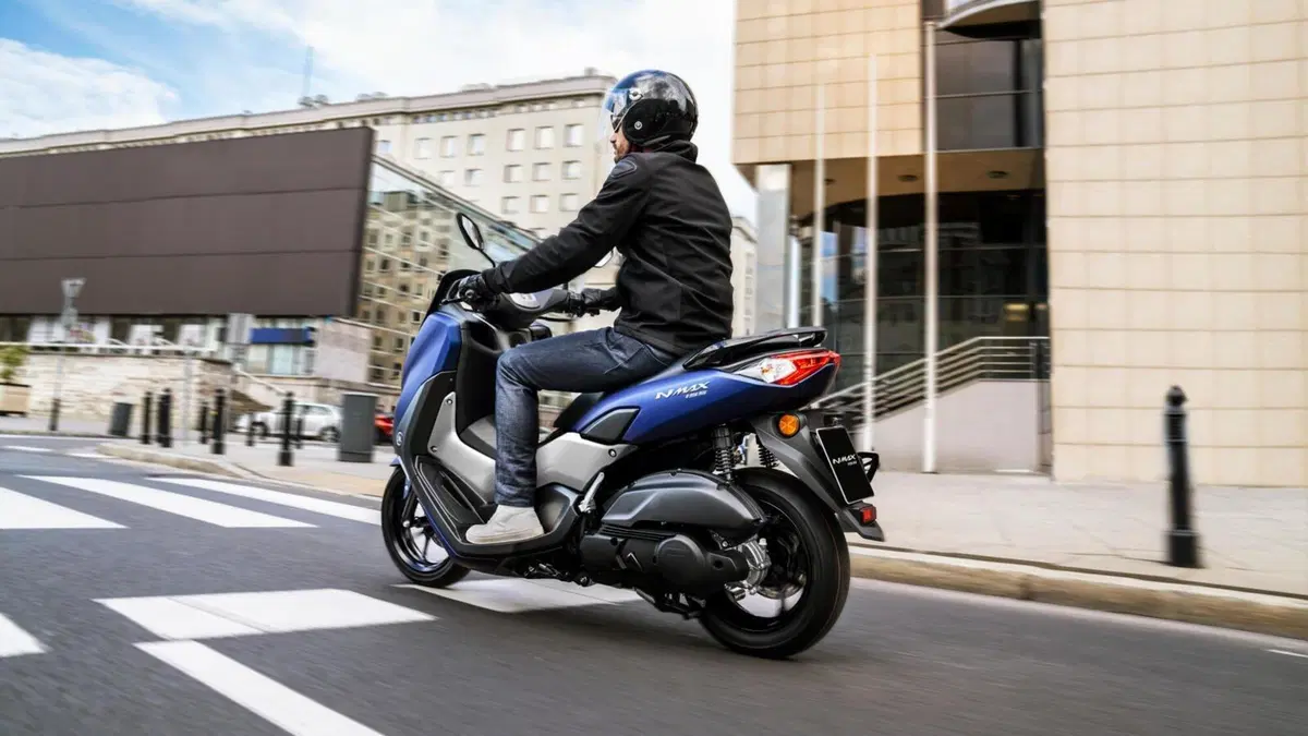 Yamaha: nuovi colori 2022 per NMAX 125 e 155, XMAX 300 e 125, Tricity 300 e D'elight 125 (8)