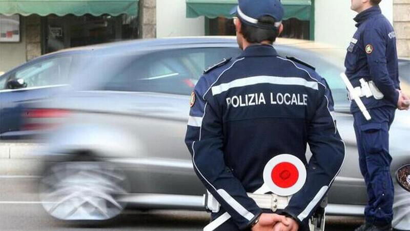 La Spezia: ubriaco rischia di travolgere agenti in moto, denunciato