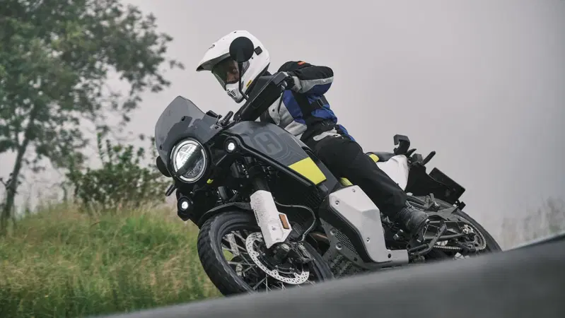 Husqvarna Norden 901 TEST: come va su strada e fuoristrada!
