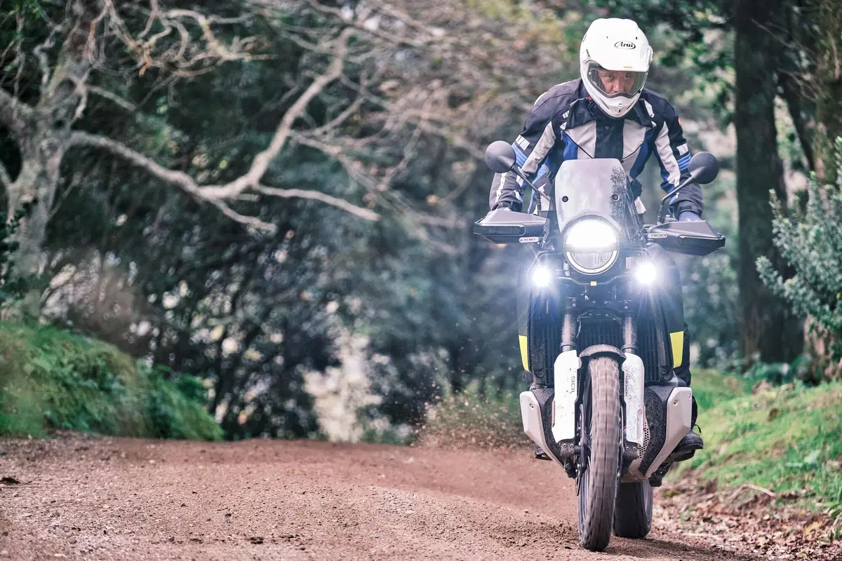 Husqvarna Norden 901 TEST: come va su strada e fuoristrada!