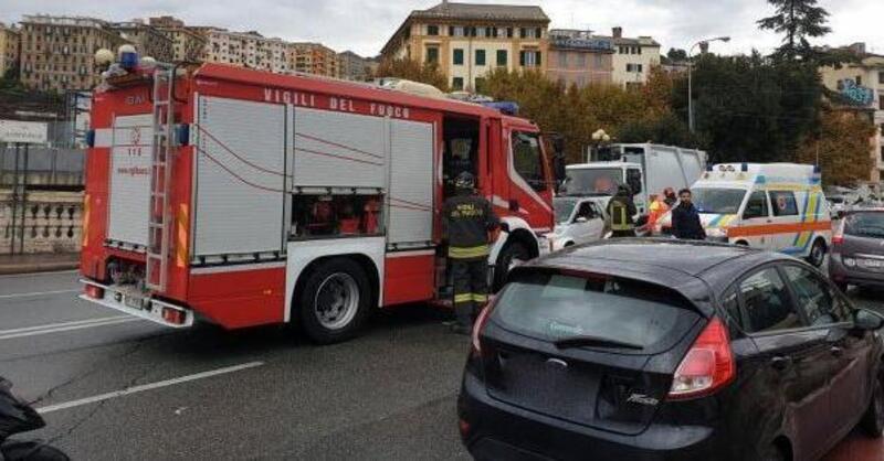 Genova: perde il controllo della moto e scivola sotto un camion