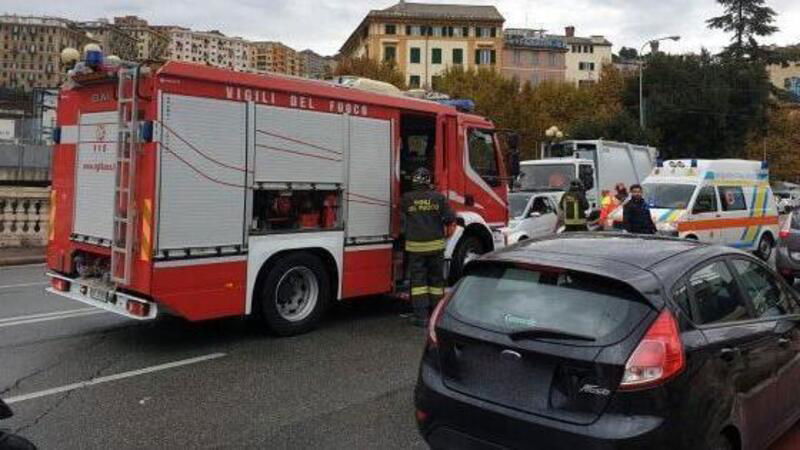 Genova: perde il controllo della moto e scivola sotto un camion