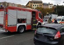 Genova: perde il controllo della moto e scivola sotto un camion