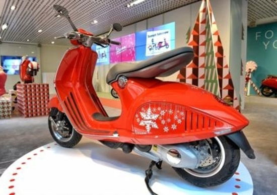 L'unica Vespa 946 rossa all'asta per beneficenza