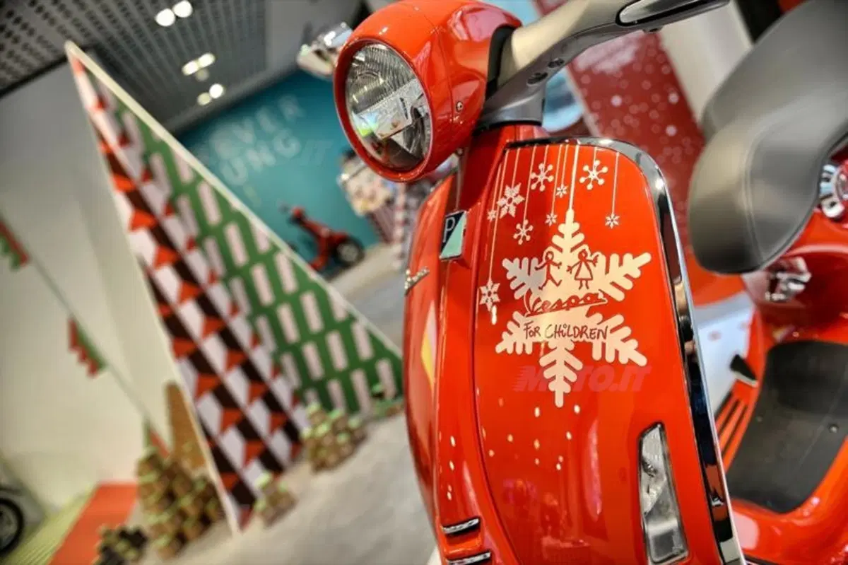 L'unica Vespa 946 rossa all'asta per beneficenza (2)