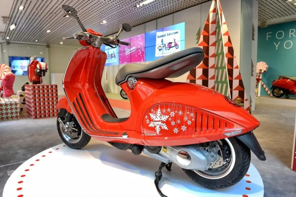 L'unica Vespa 946 rossa all'asta per beneficenza (3)