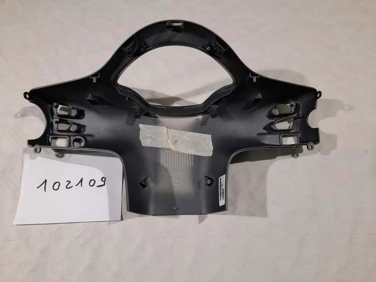 MASCHERINA MANUBRIO POSTERIORE VESPA GTS HPE (2)