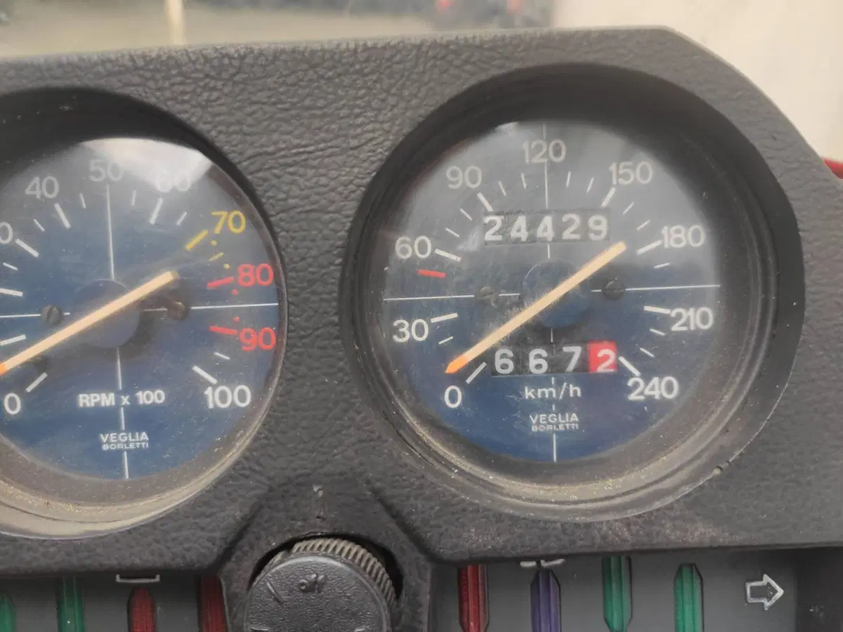 Moto Guzzi V 850 Le Mans II (2)