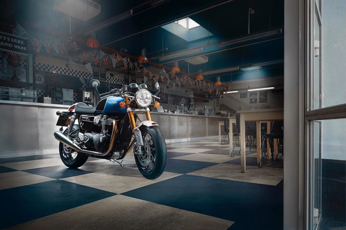 Triumph Thruxton RS 'Ton Up' Special Edition (3)