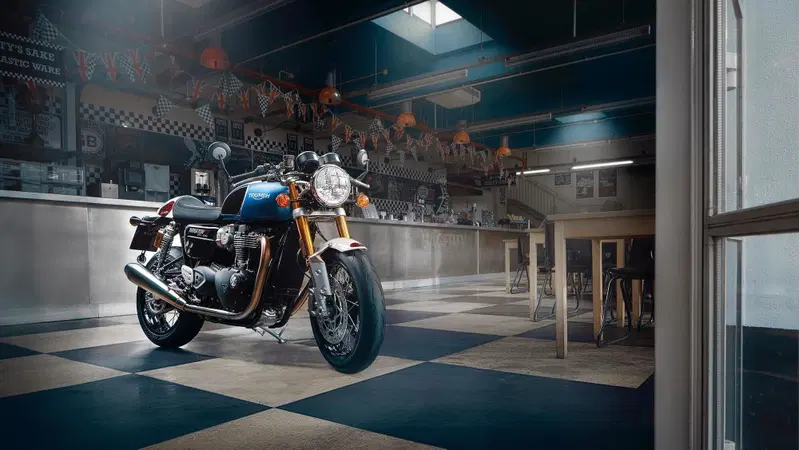 Triumph Thruxton RS "Ton Up" Special Edition