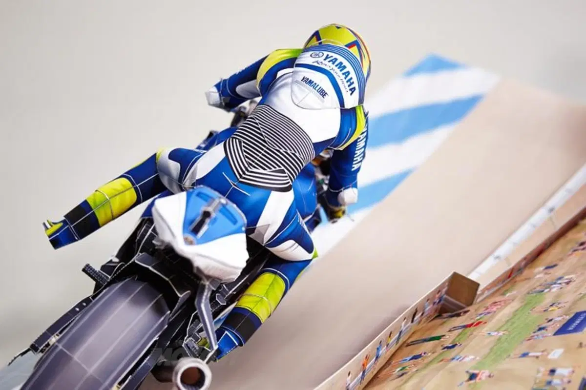 Yamaha Papercraft: il passaggio di Rossi al Cavatappi a casa vostra (15)