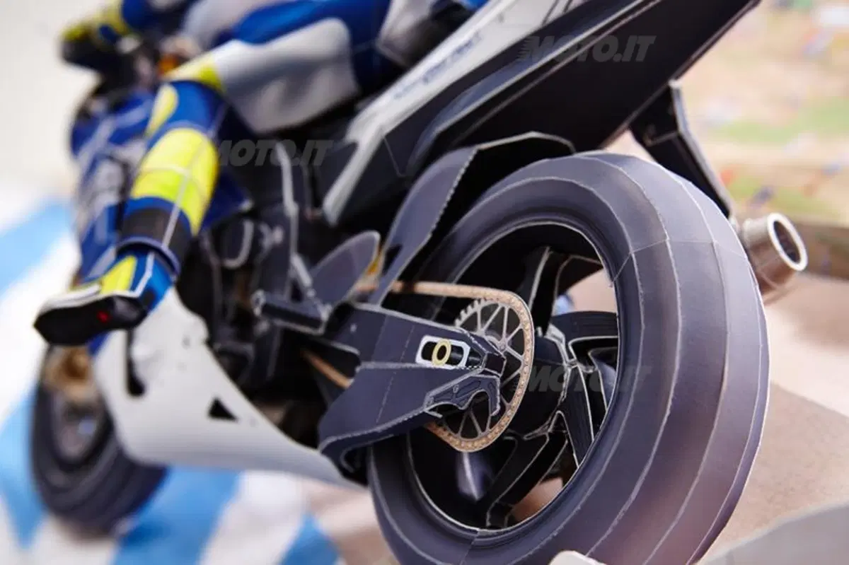 Yamaha Papercraft: il passaggio di Rossi al Cavatappi a casa vostra (18)