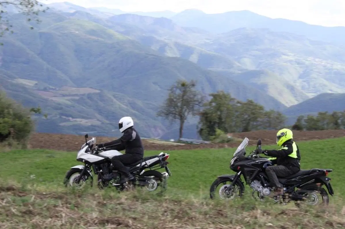 Suzuki V-Strom vs Bandit S (2)
