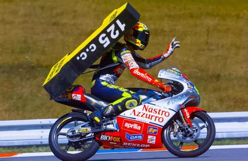 Valentino Rossi festeggia l'iride del 1997