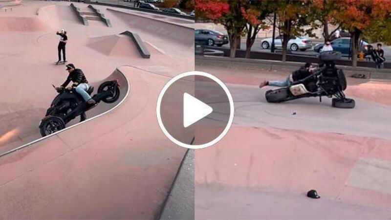 Entra a tutto gas col trike su una pista da skateboard, ma finisce per ribaltarsi [VIDEO VIRALE]