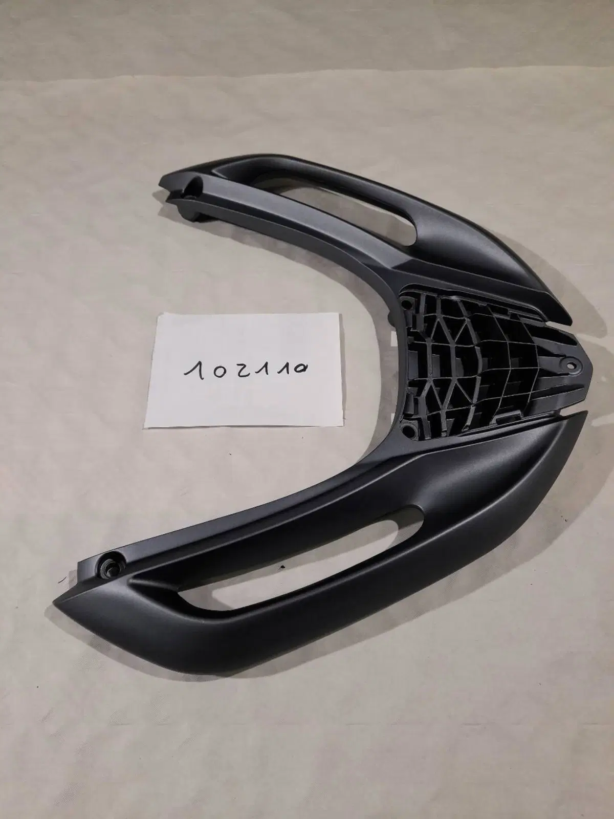 MANIGLIONE POSTERIORE PIAGGIO MP3 HPE 300 (2)