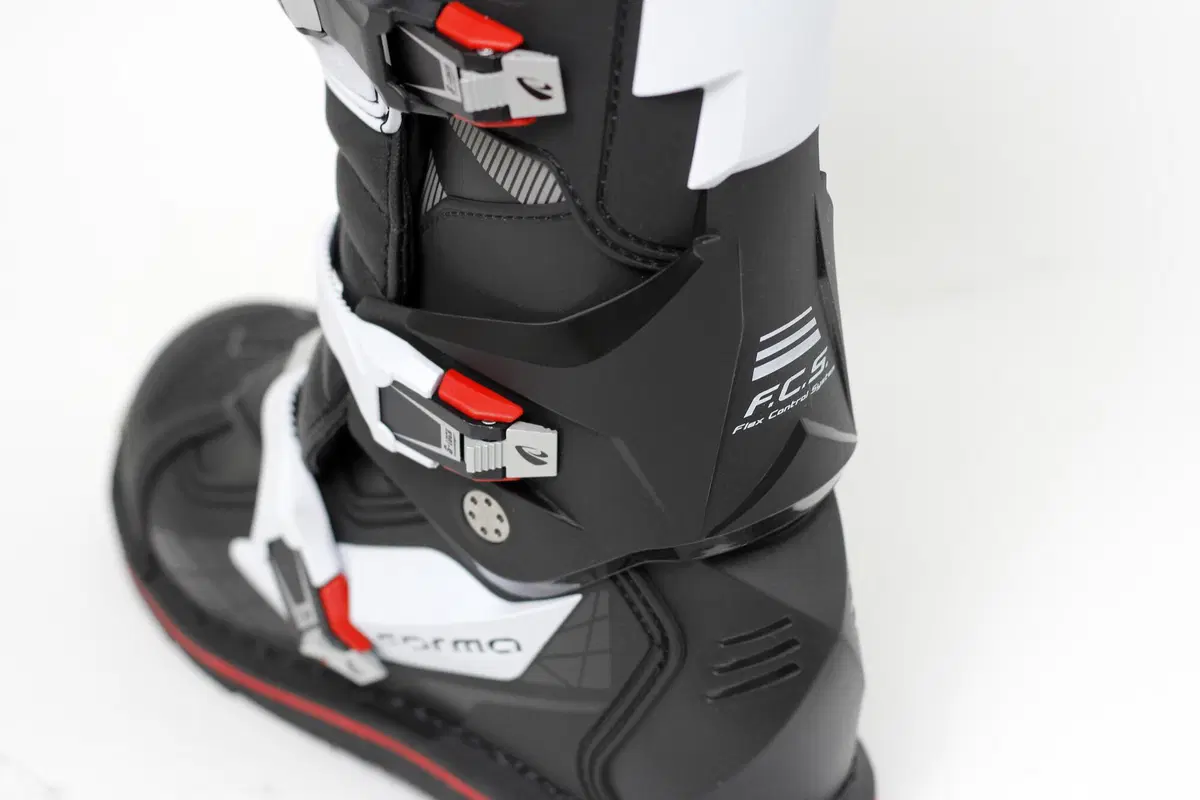 Forma Boots a EICMA con il nuovo stivale Phantom (2)