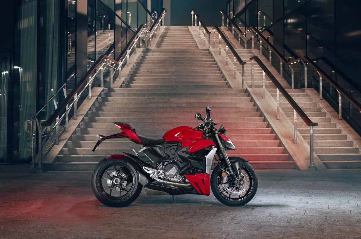 Ducati Streetfighter V2 e V4SP: dati, foto e prezzi (27)