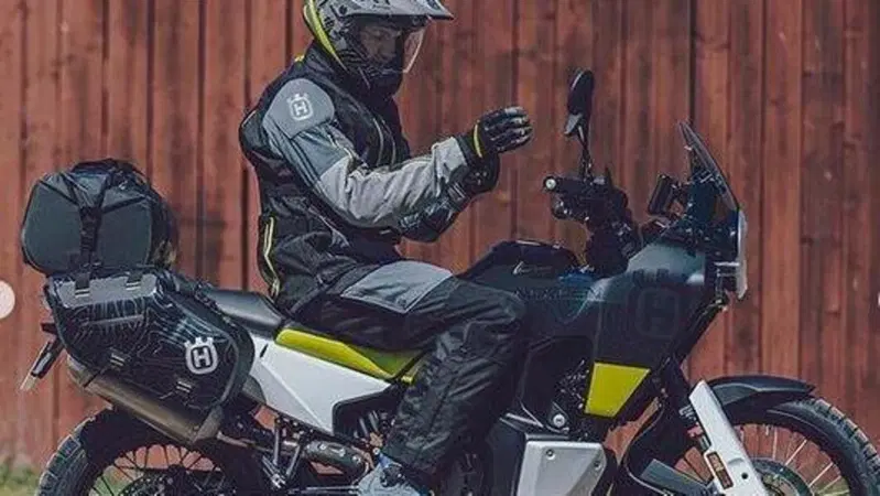 REV'IT! firma la linea di abbigliamento Husqvarna Norden 901