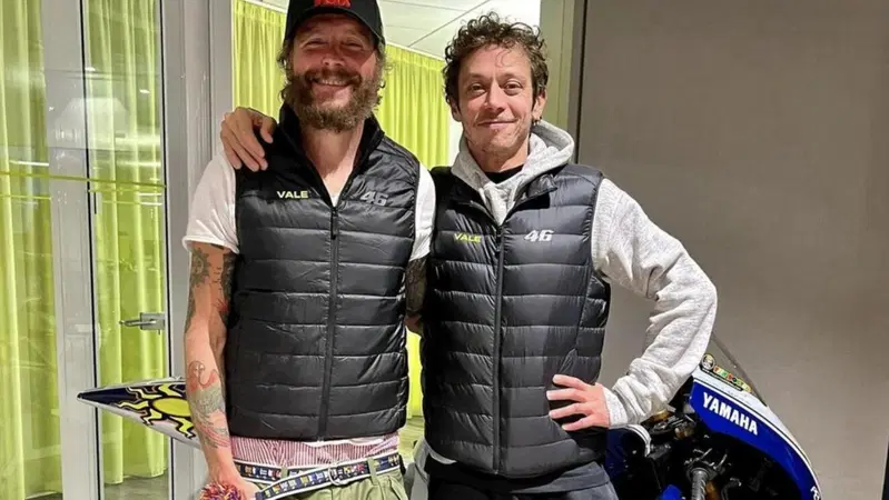 Jovanotti saluta Rossi prima di Valencia: "&Egrave; soltanto l'inizio" [FOTO]